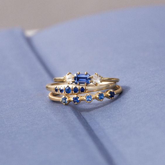 Bague vintage à plusieurs rangs en zircone bleue