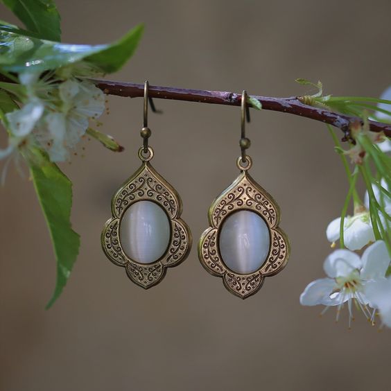 Pendientes vintage de oro con piedra blanca