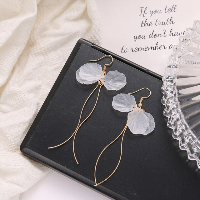 Pendientes largos de belleza con pétalos de oro blanco
