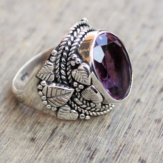 Anillo vintage de plata con incrustaciones de cristal morado