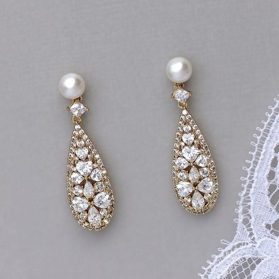 Pendientes vintage brillantes y de perlas