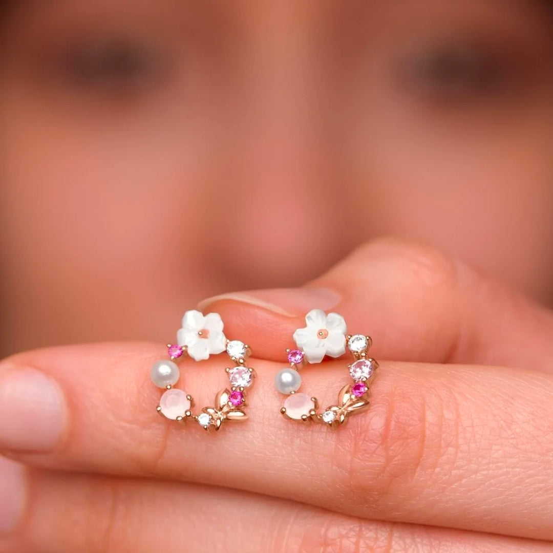 Elegantes pendientes florales con perlas y circonitas en oro rosa