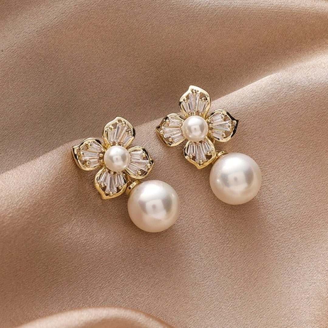 Pendientes de flores de cristal con perlas en oro