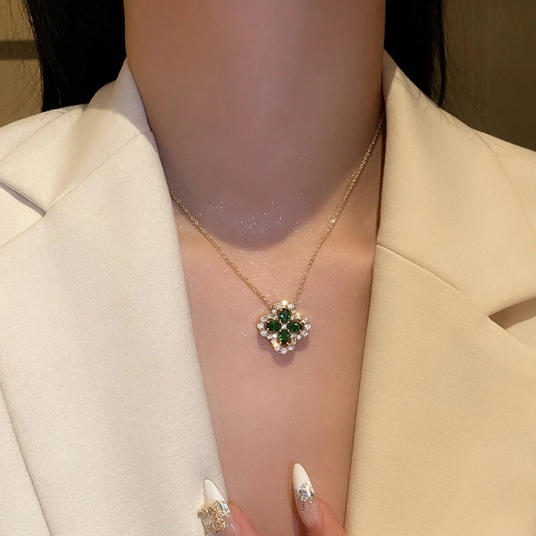 Collar de trébol brillante de esmeralda en oro