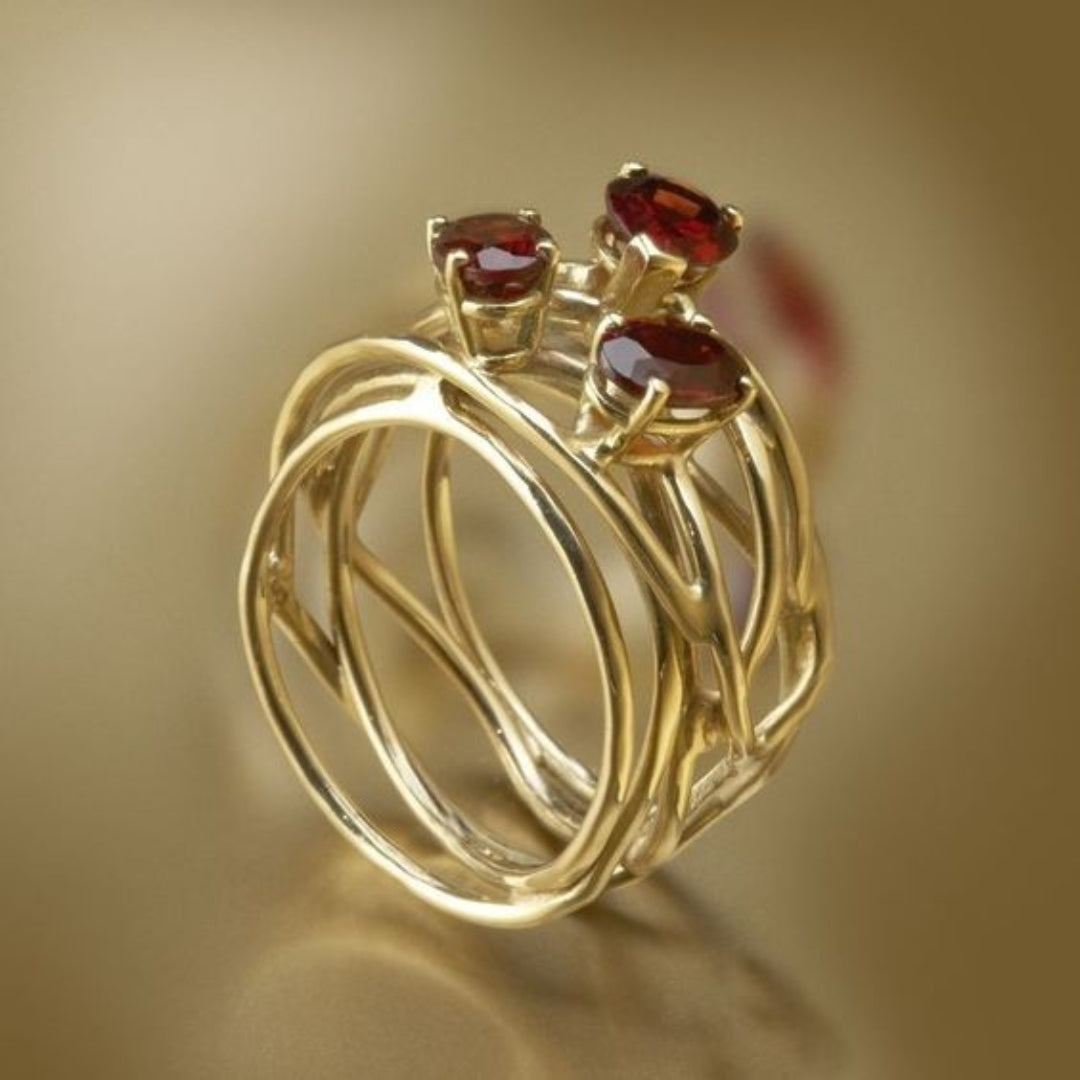 Bague fine dorée vintage en zircon rouge