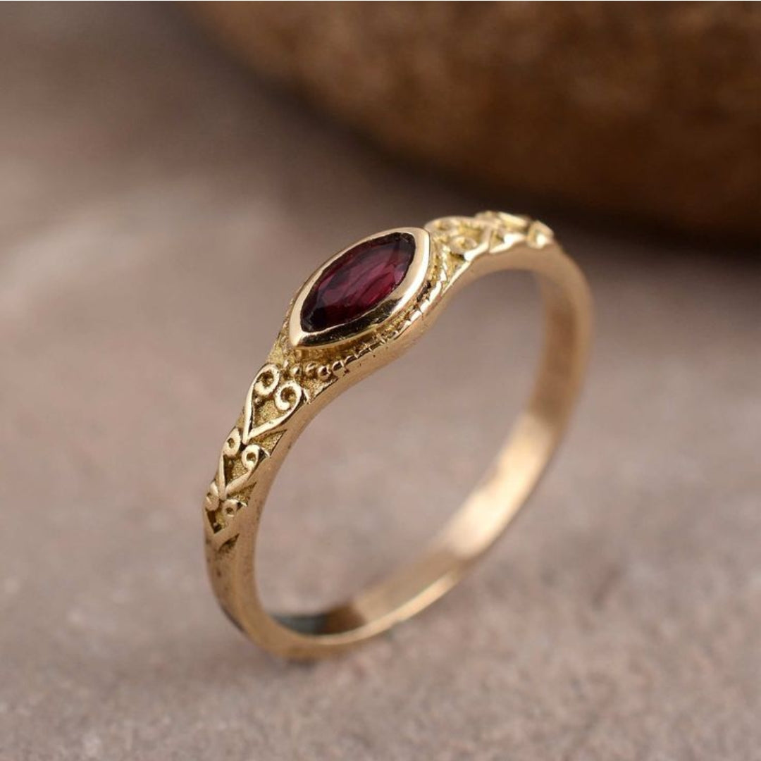 Anillo vintage de oro con piedra roja incrustada