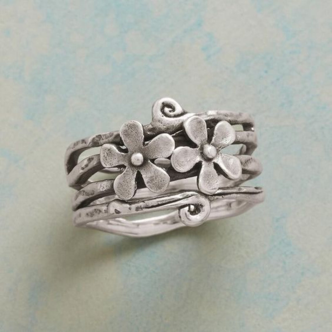 Anillo vintage de plata con margaritas huecas
