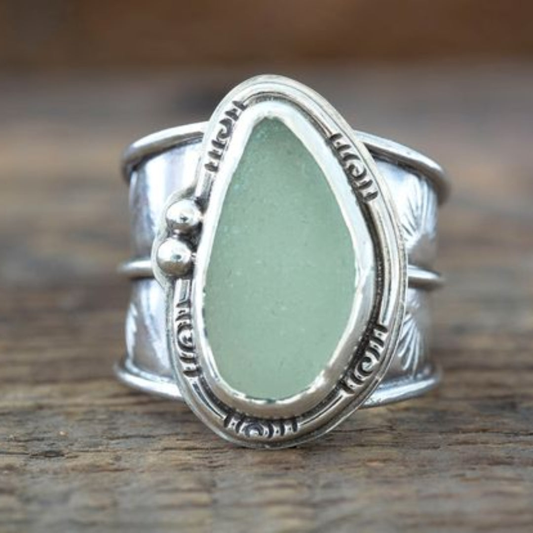 Anillo vintage de piedra lunar verde con incrustaciones