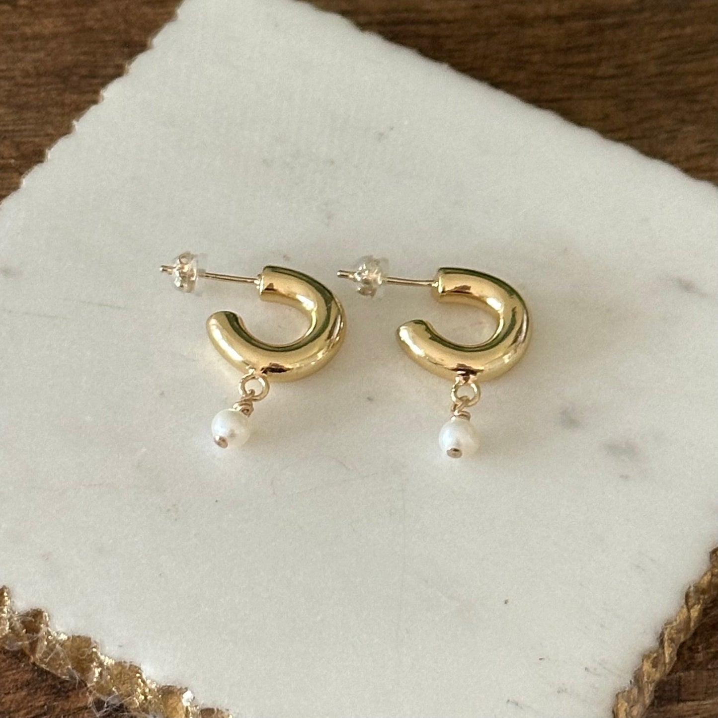 Pendiente de perla de aro grueso Ileana