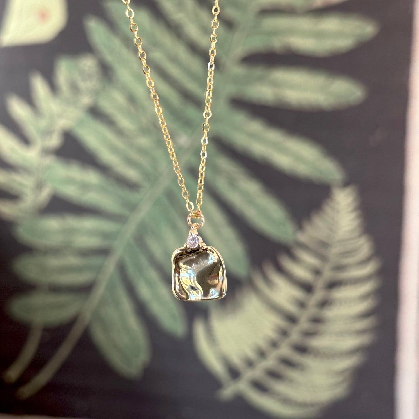 Collier pendentif carré martelé Elsa