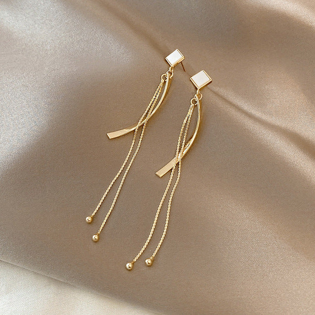 Boucles d'oreilles pendantes en opale blanche et or