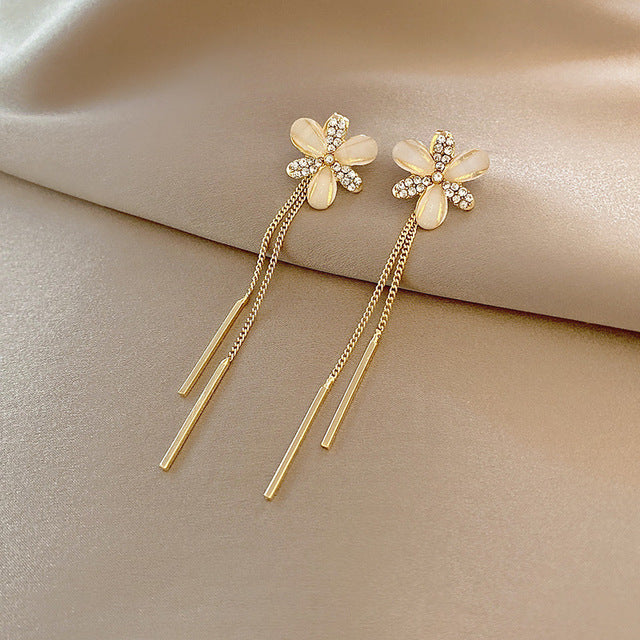 Boucles d'oreilles pendantes en forme de marguerite ornées de cristaux dorés