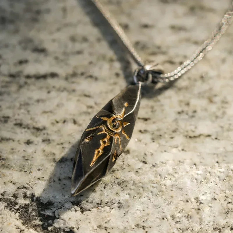 Collier pendentif vintage argenté en forme de soleil