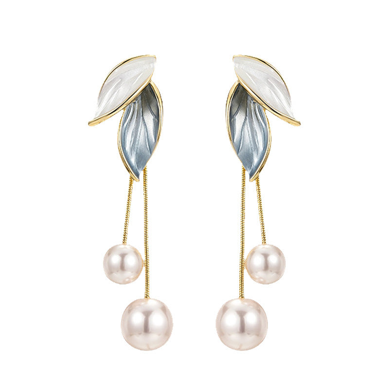 Pendientes colgantes de hojas con perlas en oro