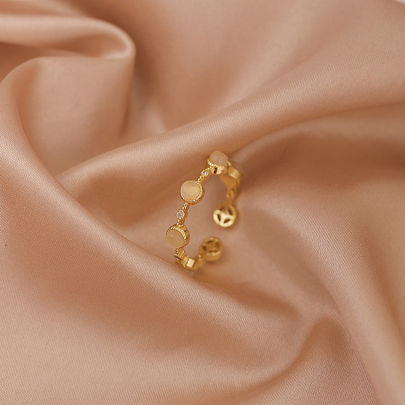 Anillo ajustable de ópalo blanco en oro