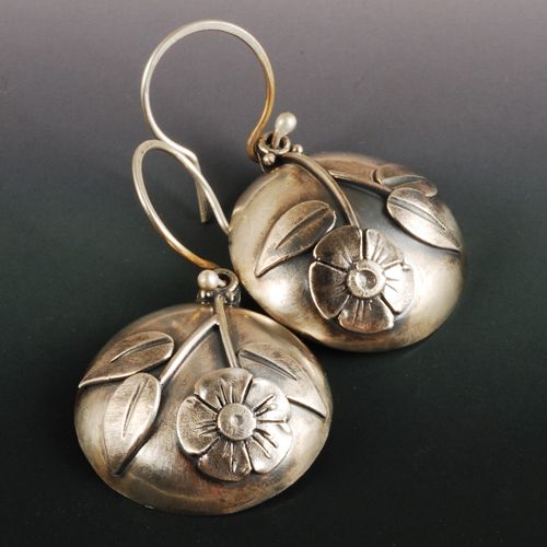 Pendientes vintage de plata con flores redondeadas