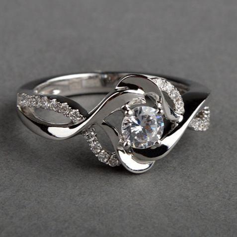 Bague vintage en argent avec zircone et motif floral irrégulier