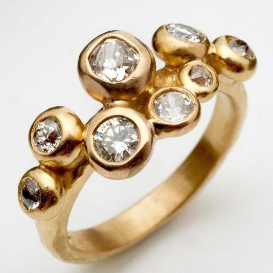 Anillo vintage de oro con cristales incrustados