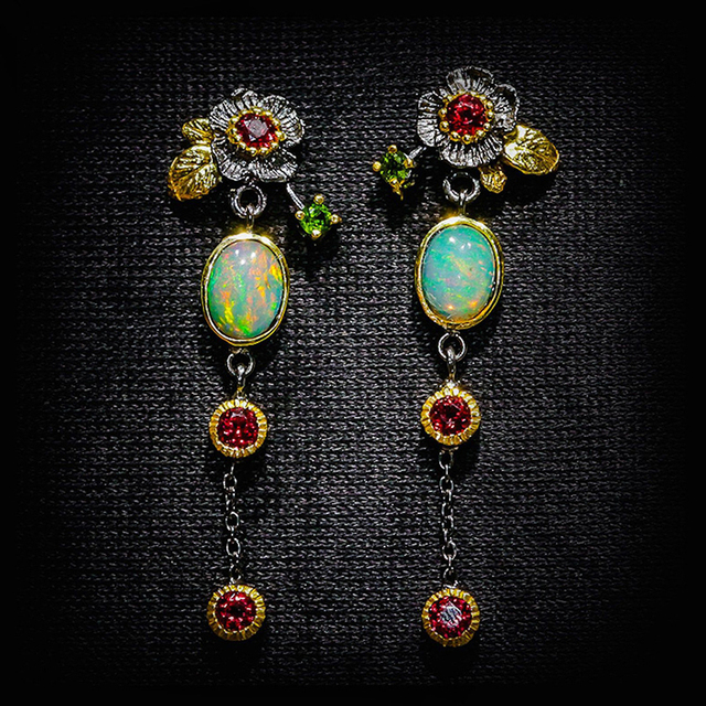 Boucles d'oreilles bohèmes avec opale et zircon rouge