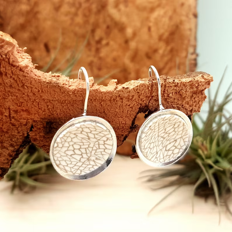 Pendientes vintage de escamas blancas