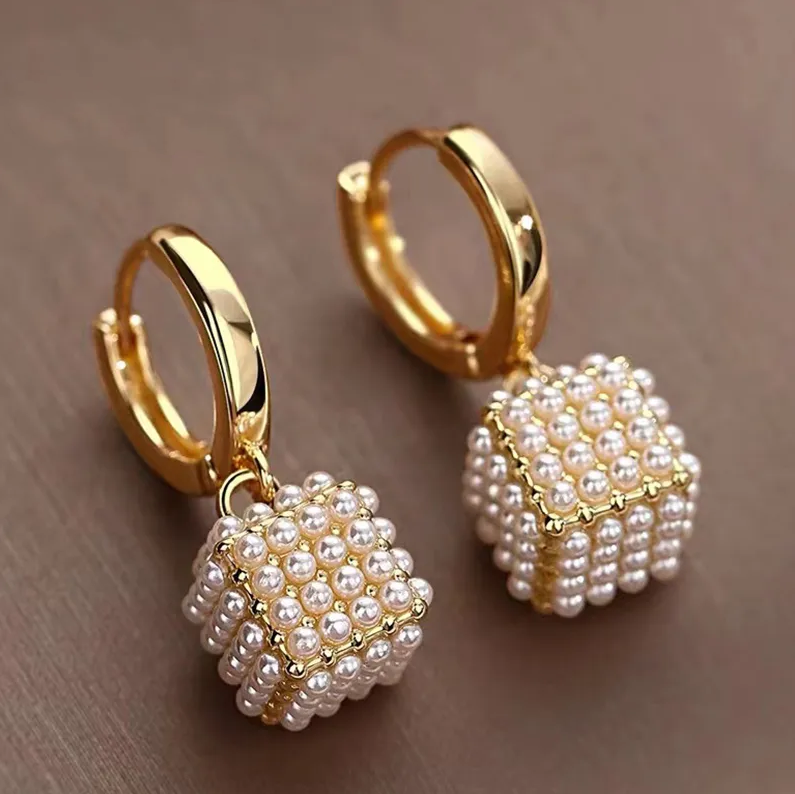 Elegantes pendientes de perlas cúbicas