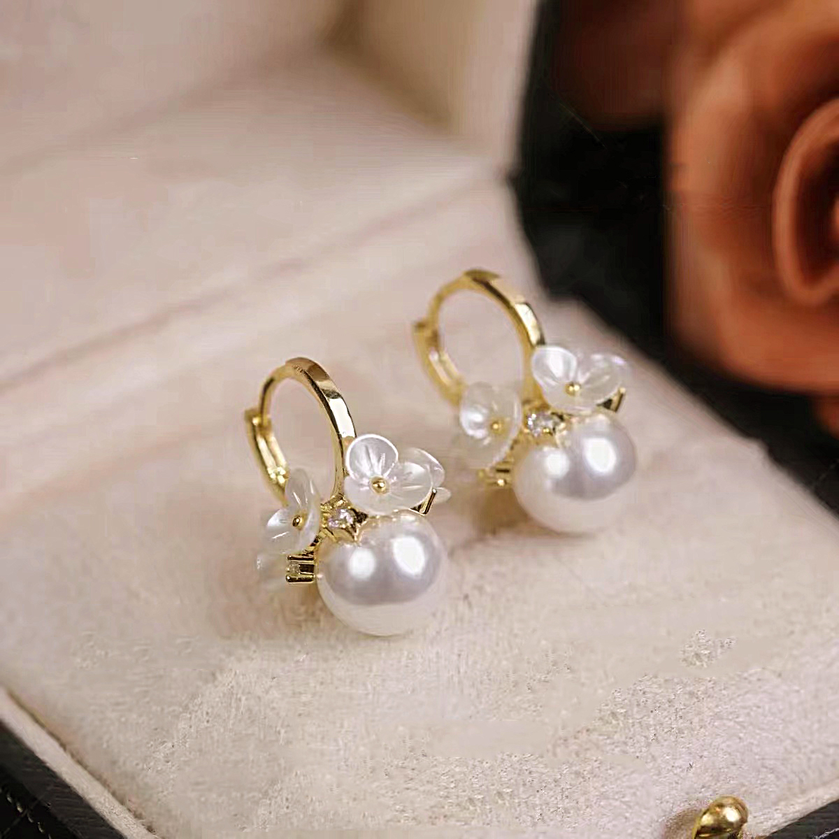 Elegantes pendientes de perlas con flores