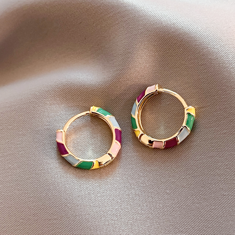 Boucles d'oreilles élégantes en émail multicolore et or