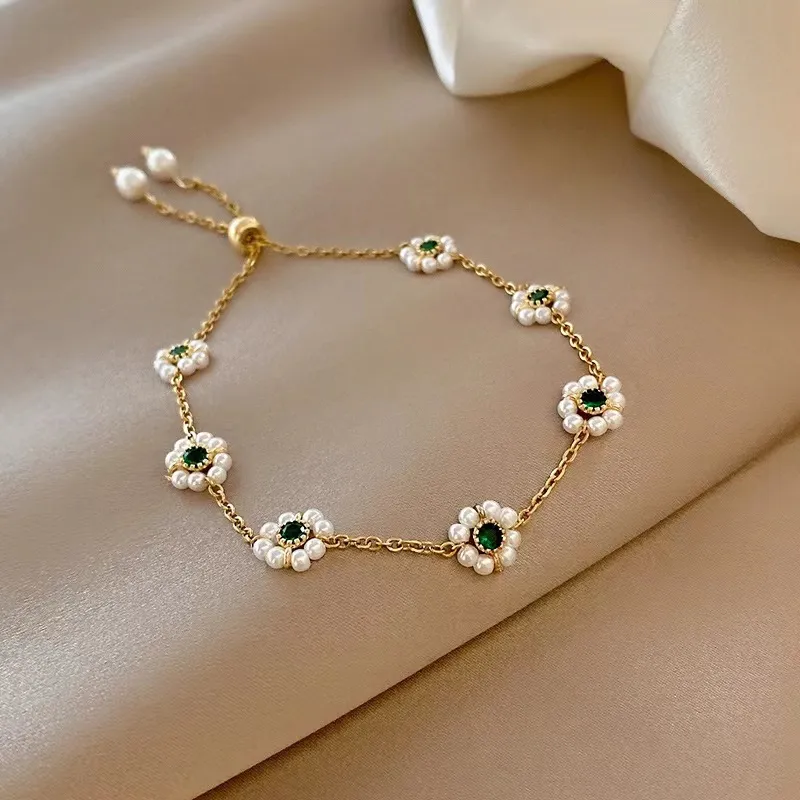 Elegante pulsera de margaritas con cristales verdes