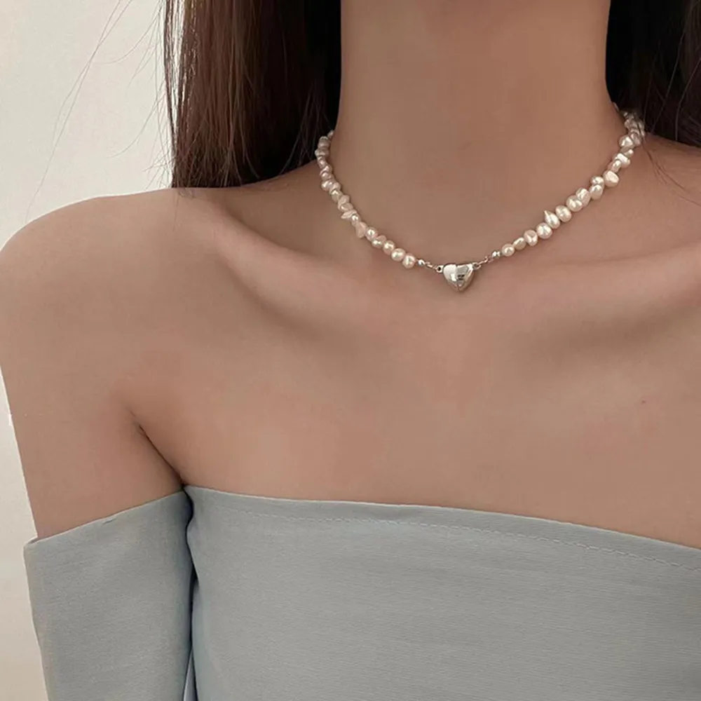 Elegante collar de perlas con forma de corazón de plata