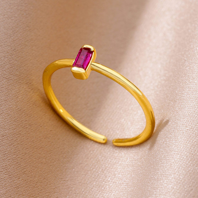 Anillo de cristal rojo dorado