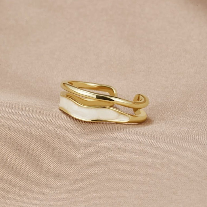 Elegante anillo dorado de esmalte blanco