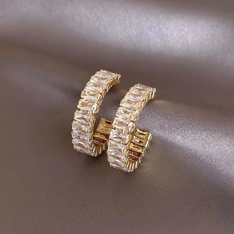 Elegantes pendientes de aro con circonitas