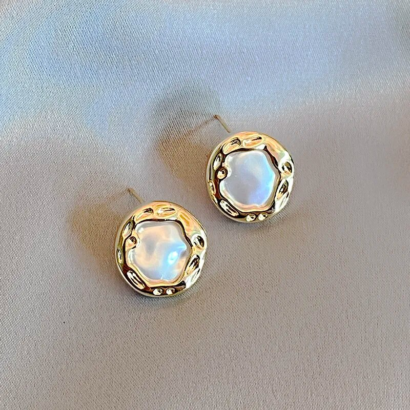 Elegantes pendientes de piedra lunar blanca