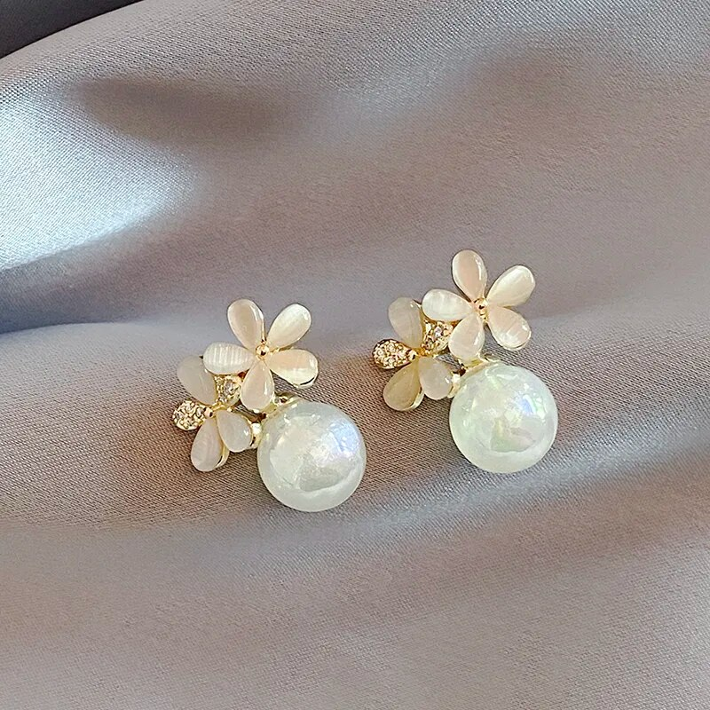Elegantes pendientes de perlas con margaritas