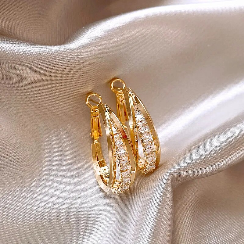 Elegantes pendientes dorados brillantes