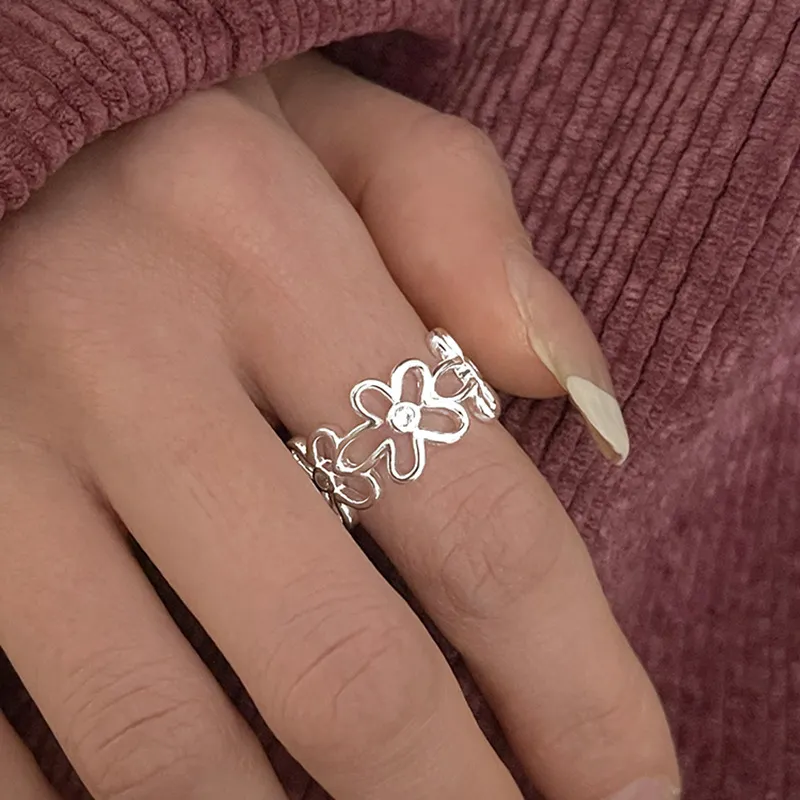 Bague vintage en zircone ornée d'une fleur