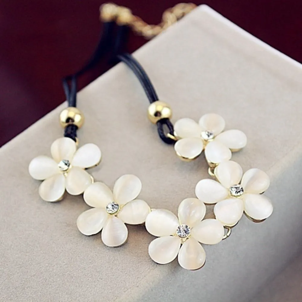 Collar vintage de flores blancas