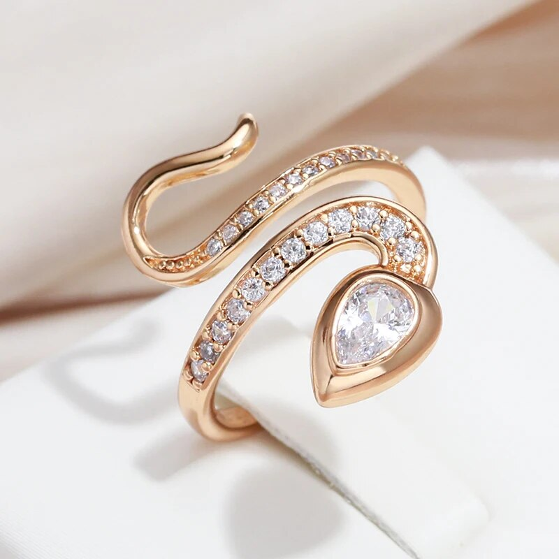 Elegante anillo de serpiente con incrustaciones de circonita