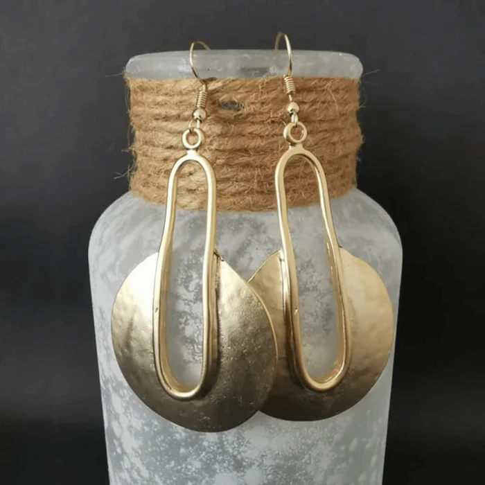 Pendientes vintage con escudo dorado