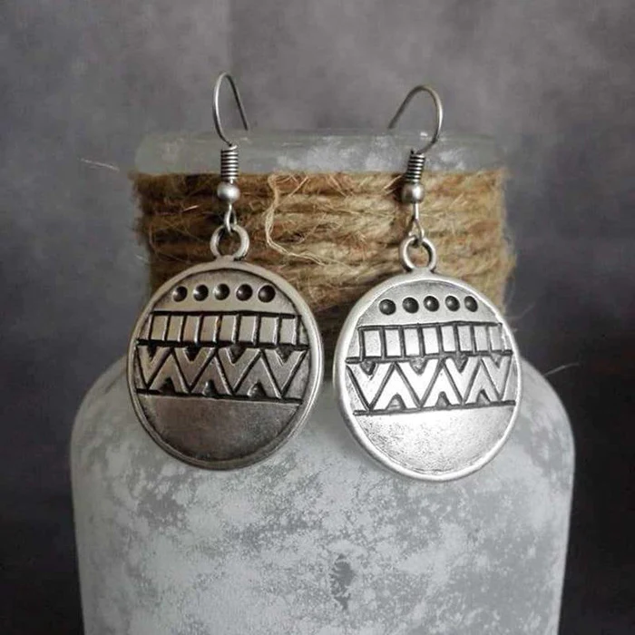 Pendientes étnicos vintage de plata redondeados