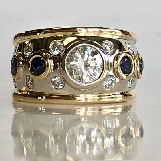 Anillo vintage con incrustaciones de oro y circonitas