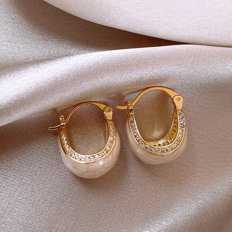 Elegantes pendientes de cesta de piedra blanca