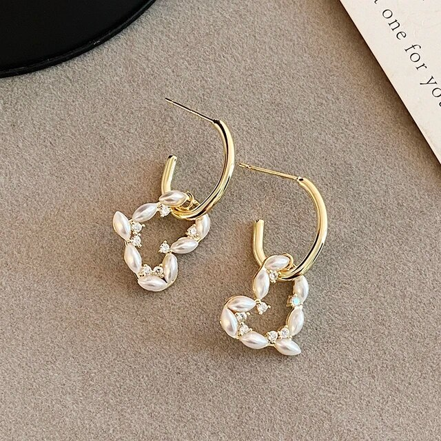 Boucles d'oreilles élégantes blanches en forme de cœur creux