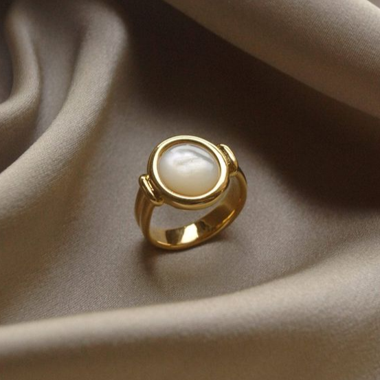 Elegante anillo de perlas