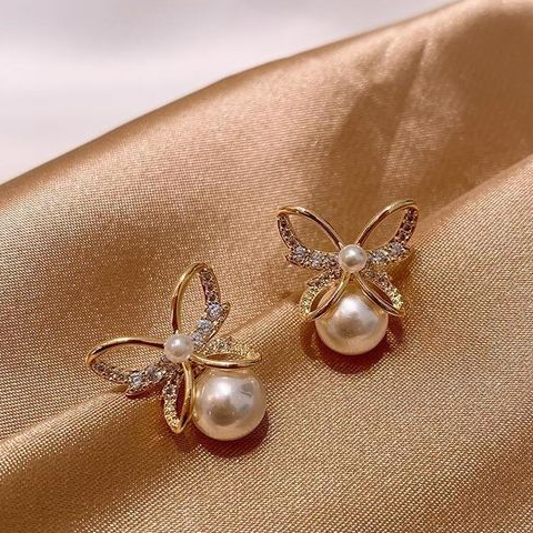 Elegantes pendientes de perlas con forma de mariposa