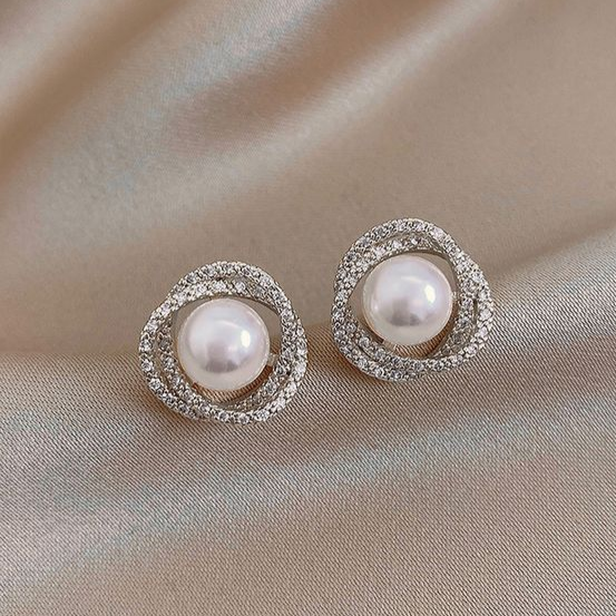 Elegantes pendientes de plata con perla brillante