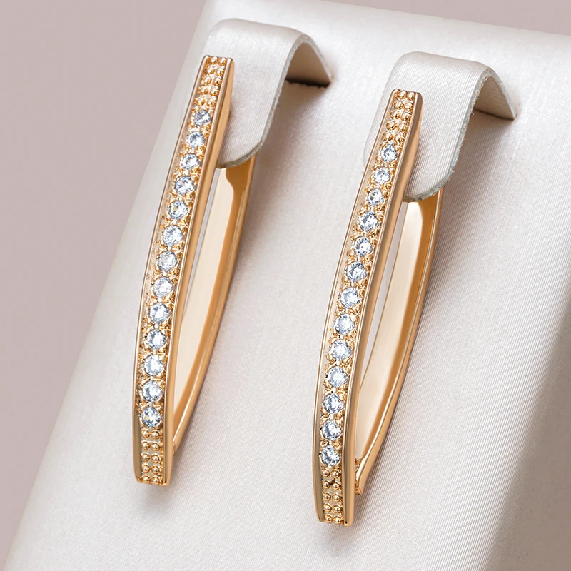 Elegantes pendientes puntiagudos brillantes