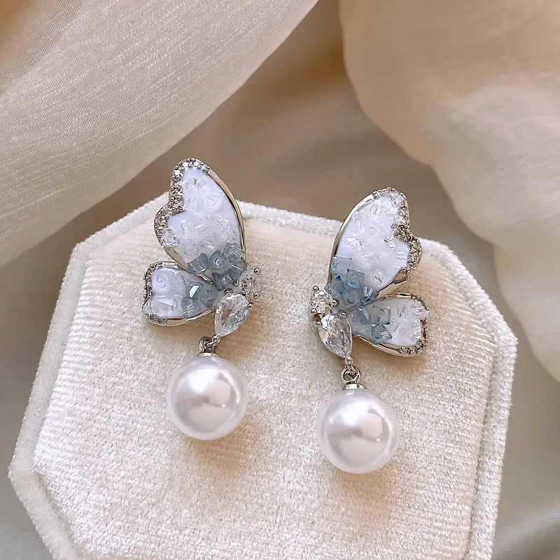 Elegantes pendientes de alas de mariposa y perlas
