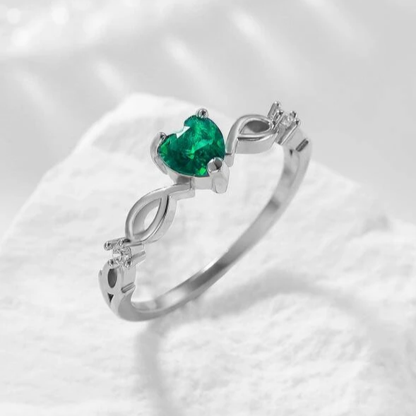 Elegante anillo de plata con circonitas en forma de corazón verde