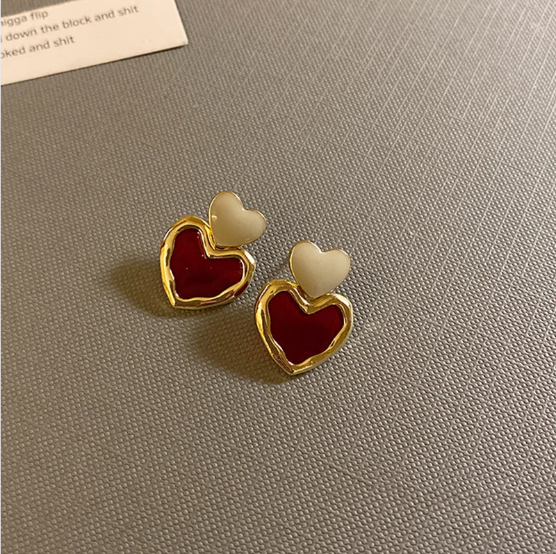 Boucles d'oreilles élégantes en forme de cœur rouge et doré